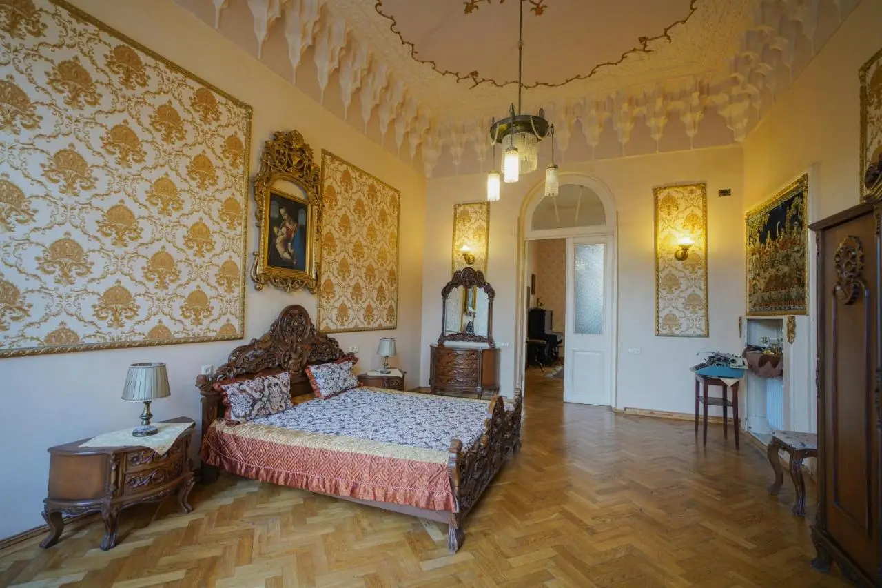 Leon Rooms