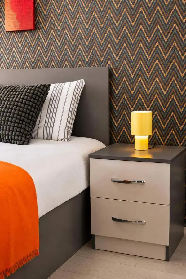 Hadrian Modern Amber Apartment in Prime Old Town Location