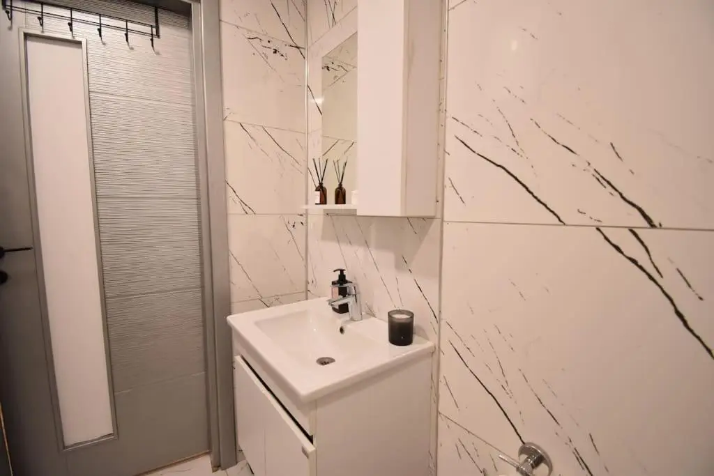 Stunning 6BR 4Bath near Tram