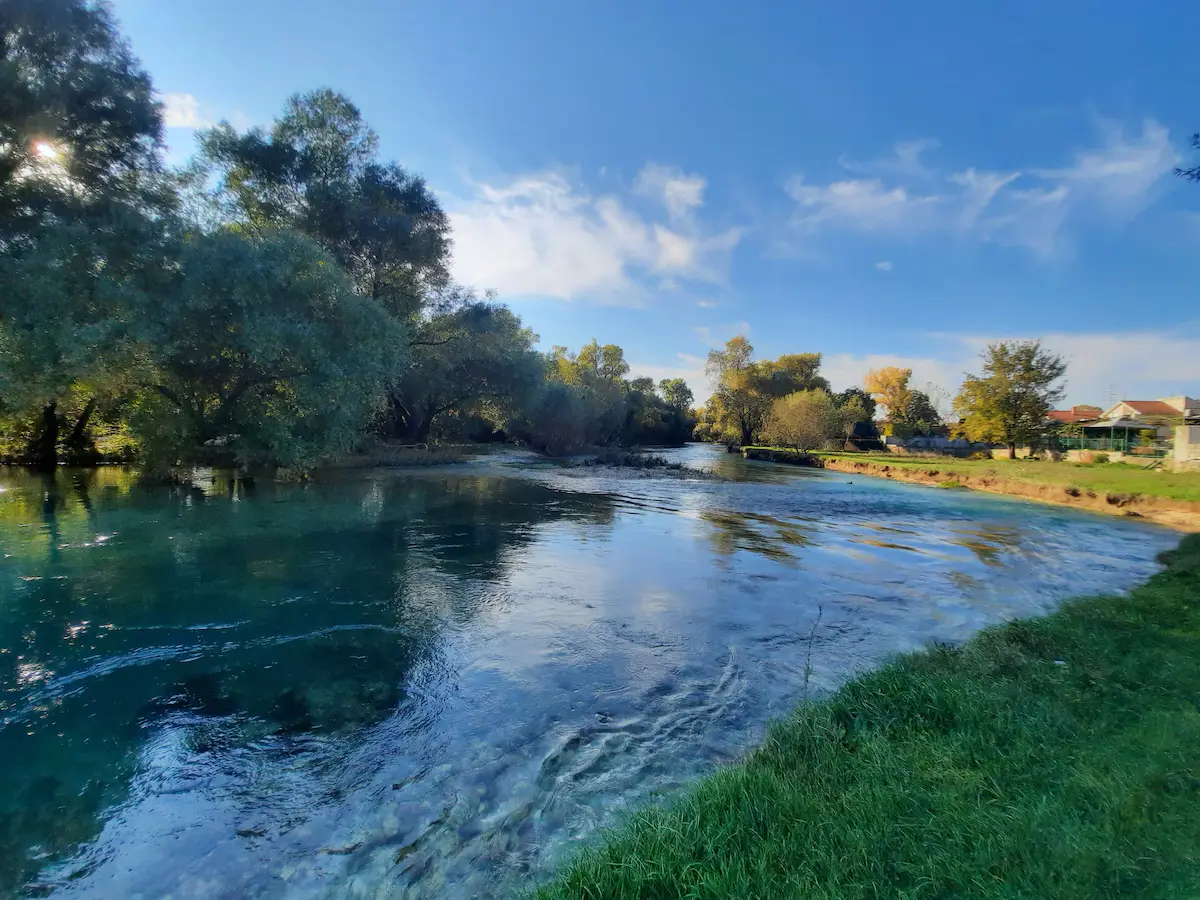 Sunshine Apartment – Pool, River & Garden Oasis