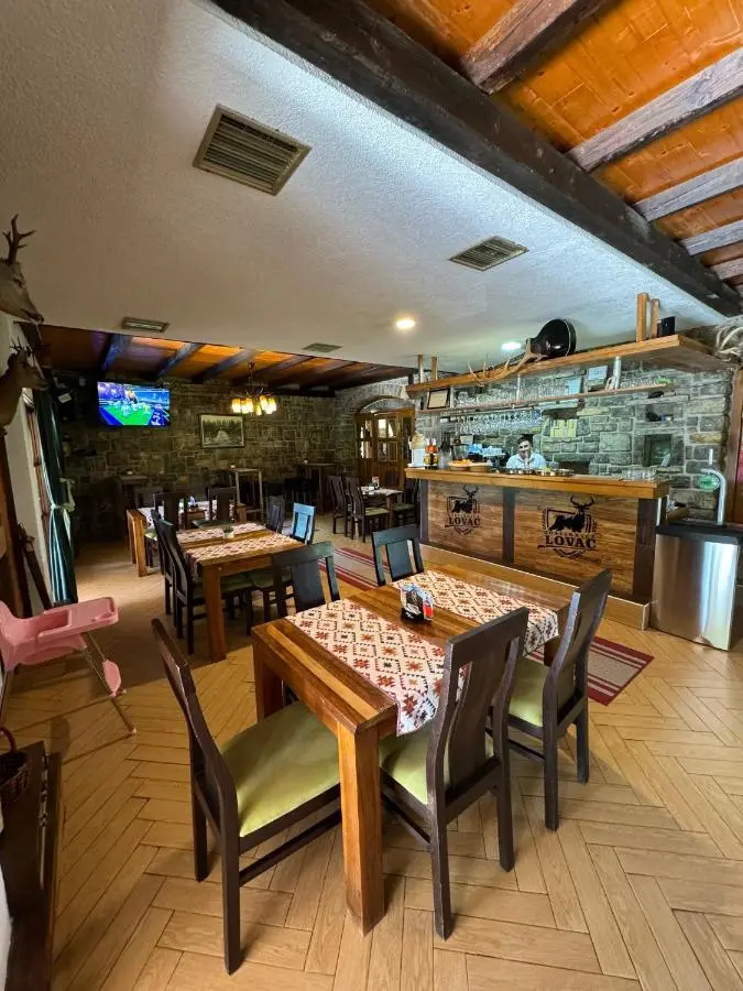 Prenoćište/Restoran Lovac