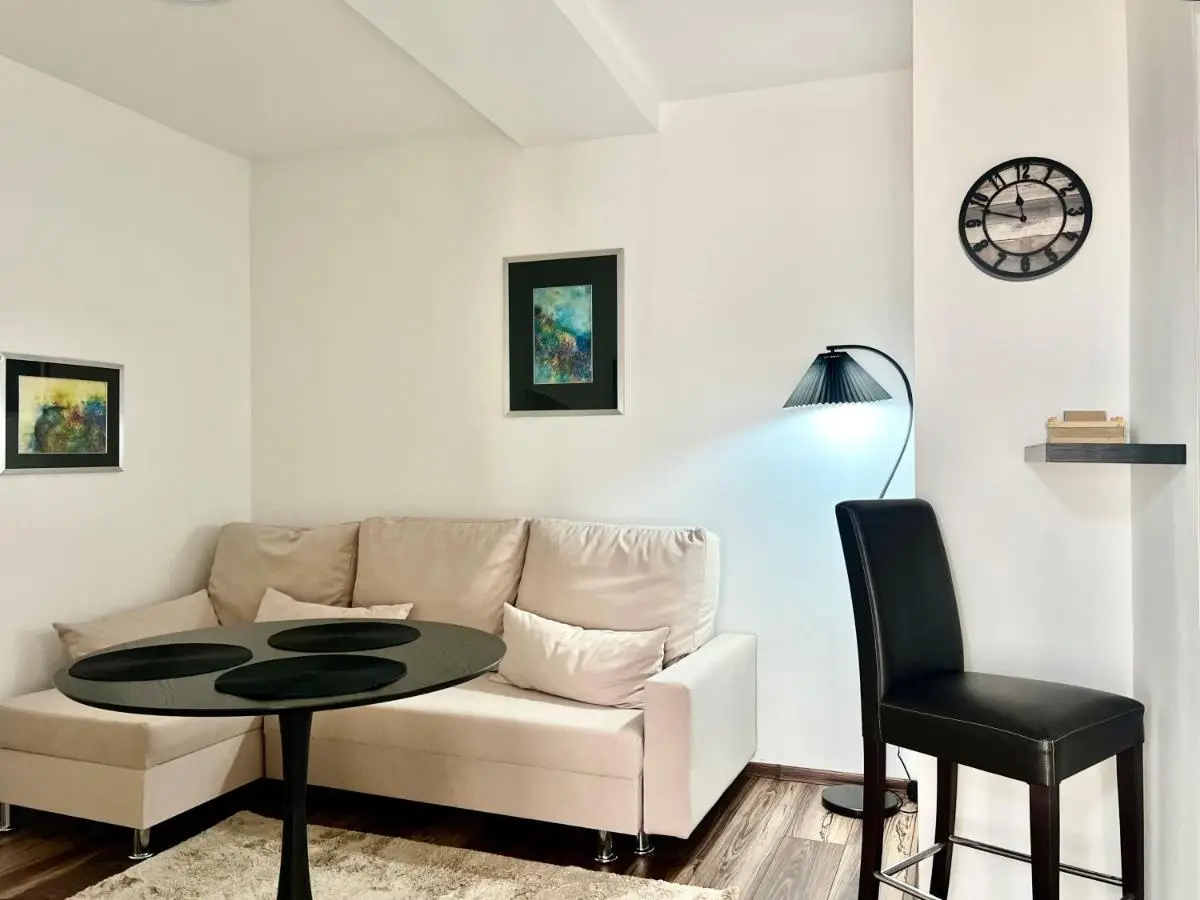Modern Two-Bedroom Apartment with Garden & Parking