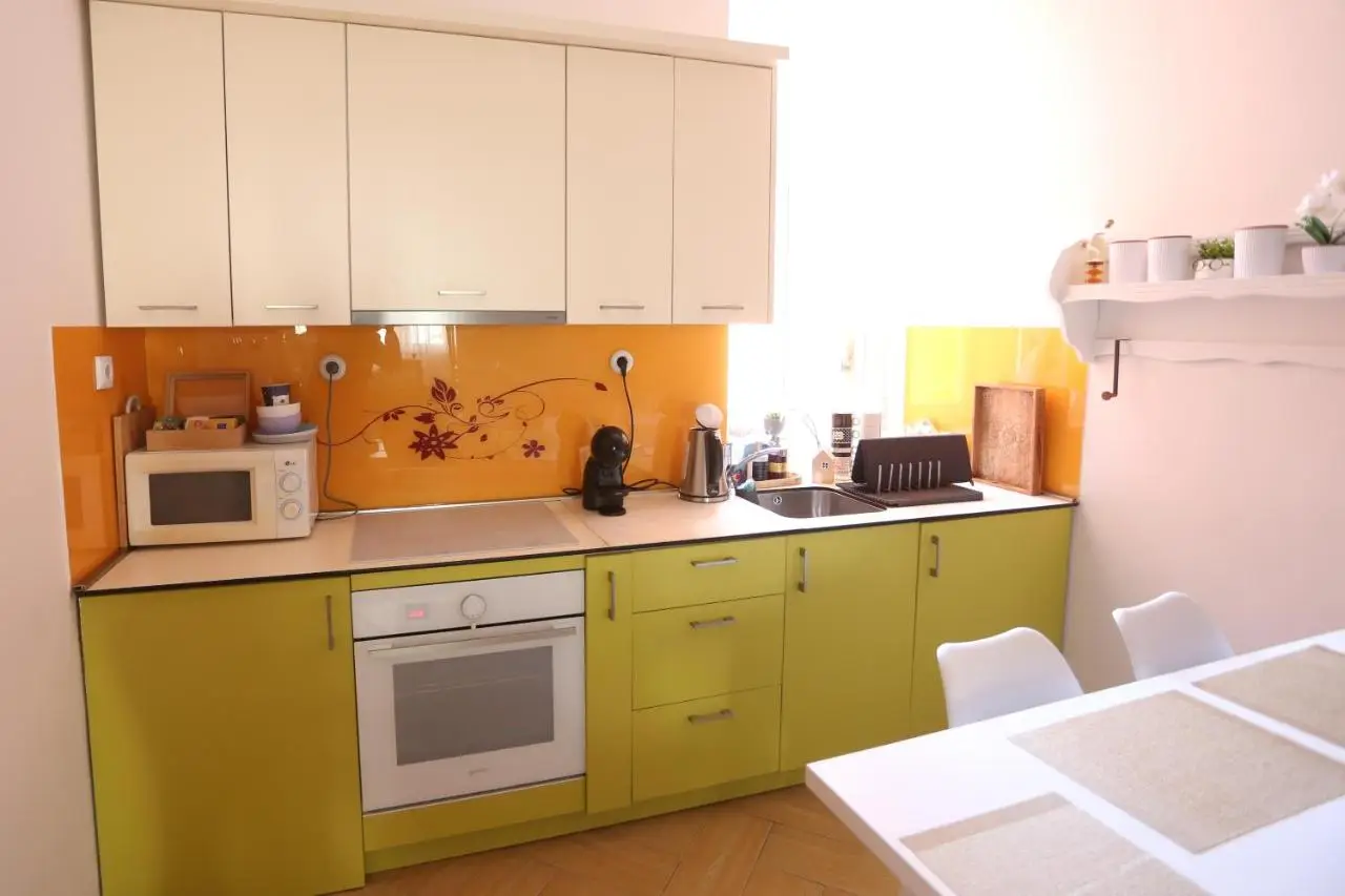 Main Street Retreat Apartment with Free Parking