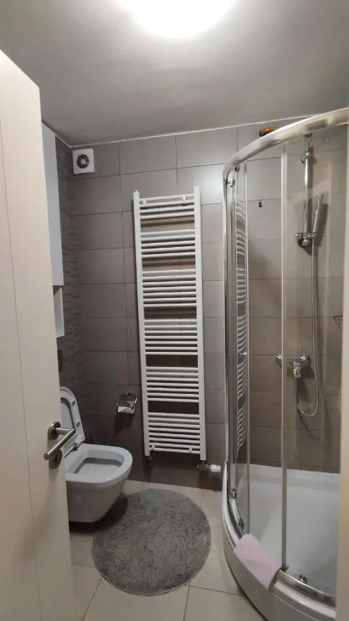 Quiet Apartment in City Center, Free Private Parking
