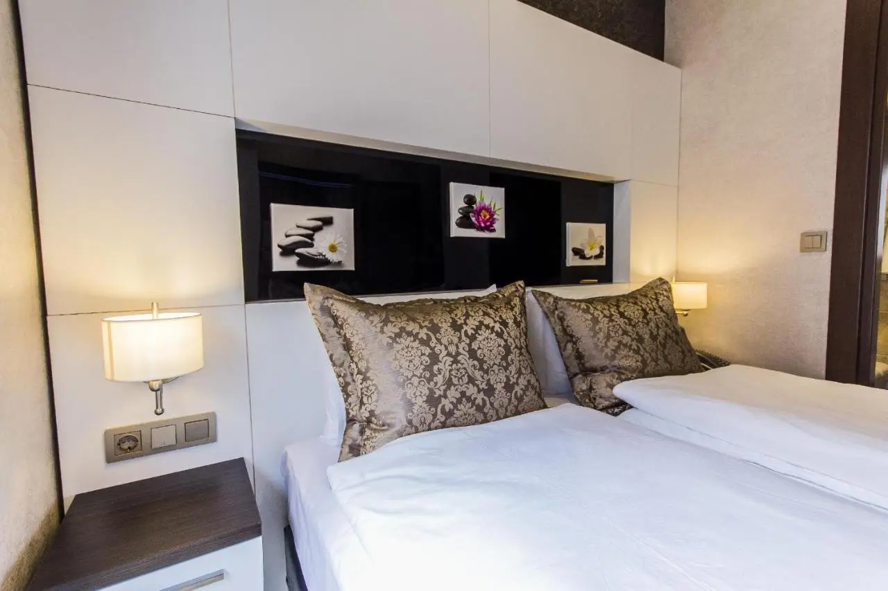 La Pazza Suites