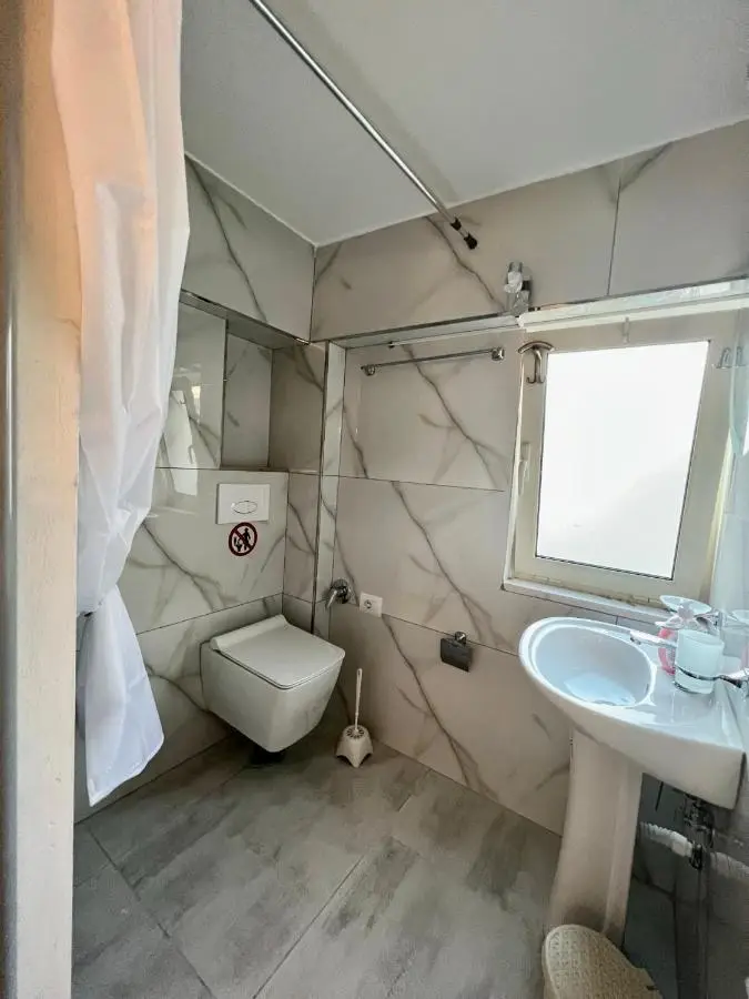 Shkreli Private Entrance Duplex Apartment , Partial Sea View, 3 min from the beach