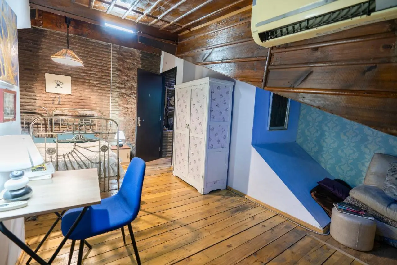 Leon Rooms