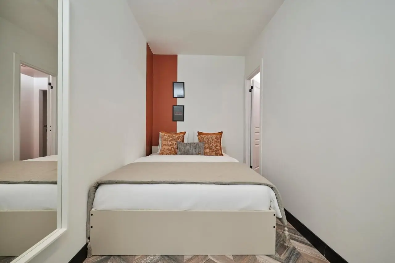 Bright & Modern 2-Bedroom Flat Near Metro