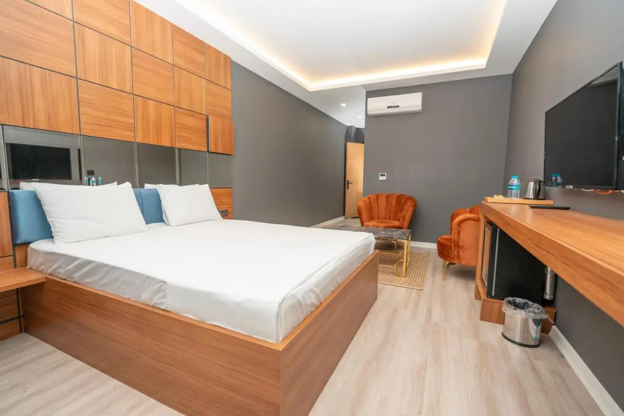 Center Suite