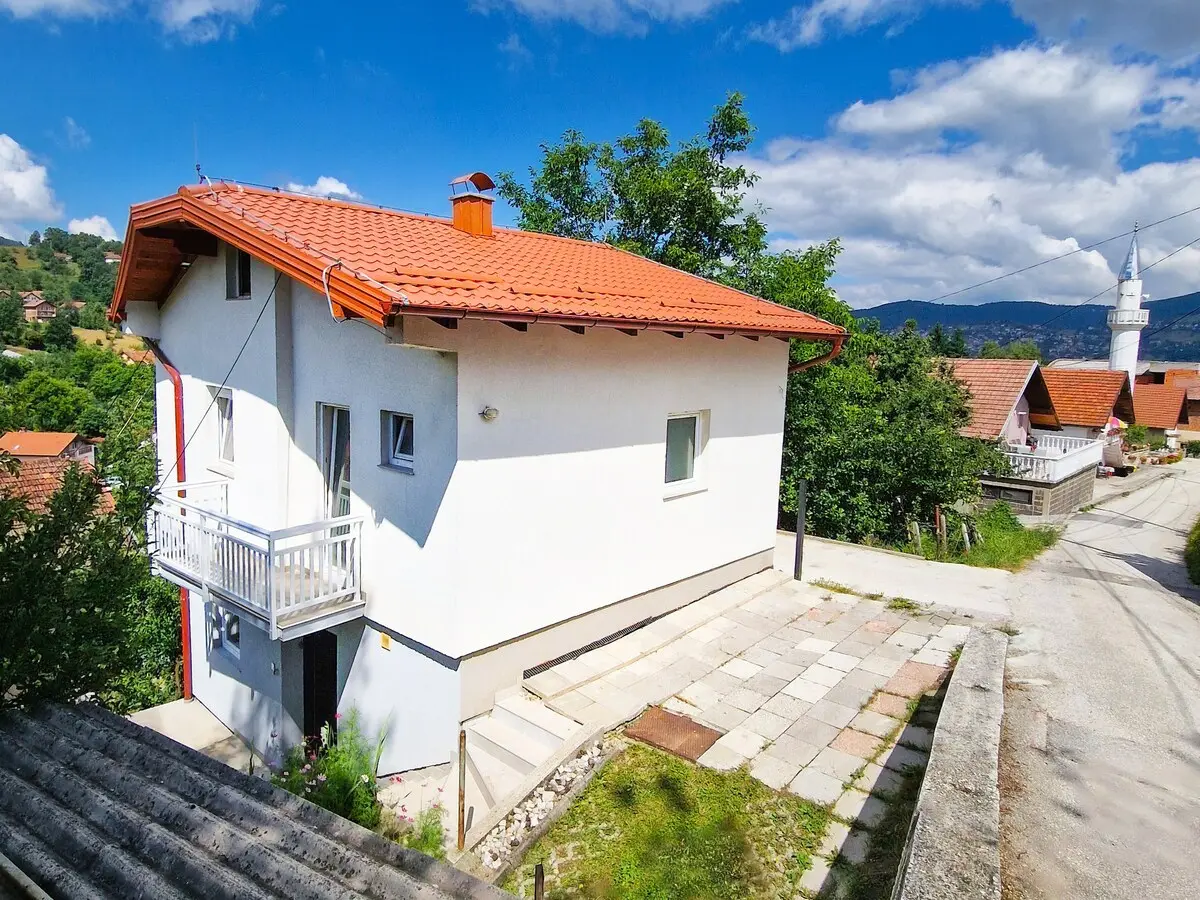 Modern Family House with Terrace & FREE Parking