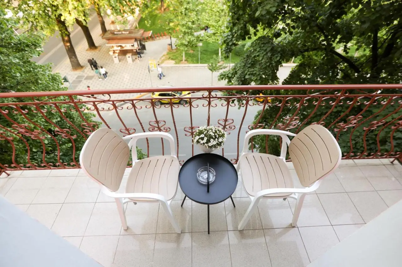 "MiddleNest" Central Apartment