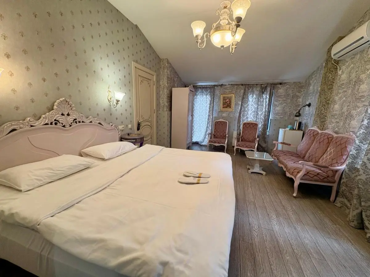 34 Silver Rooms