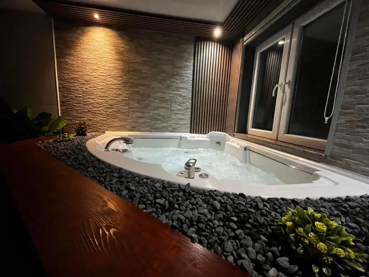 Royal Town- Luxury Jacuzzi Suite