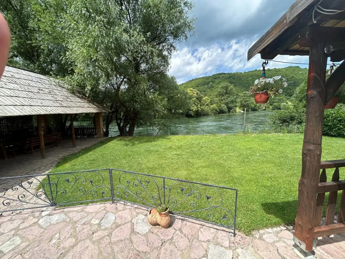 "River paradise" Vikendica sa bazenom, ladarom i kaminom na samoj obali Vrbasa Banja Luka