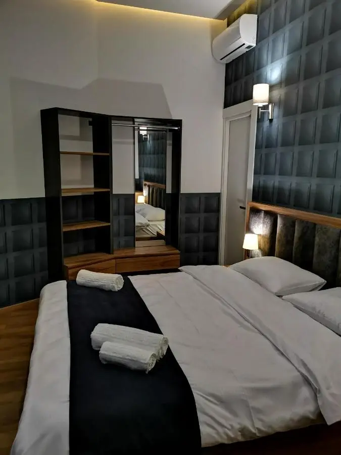3 Rooms Hotel