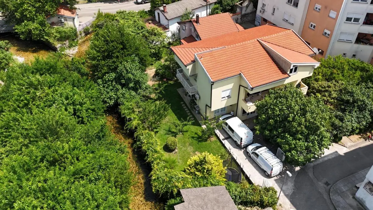 Villa Tamara with garden and river view - free private parking Bicycle & Motorcycle Garage