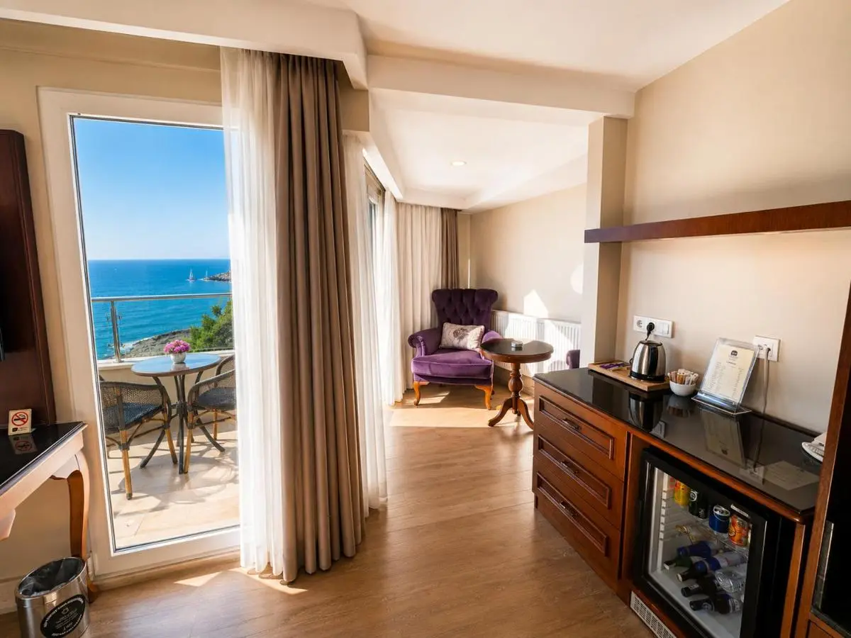GLK PREMIER The Home Suites & Spa