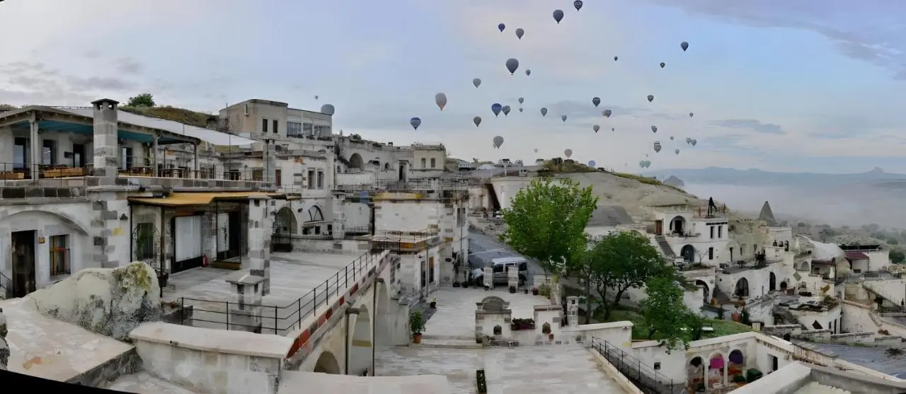 Seki Cave Hotel, Wake Up to Hot Air Balloons