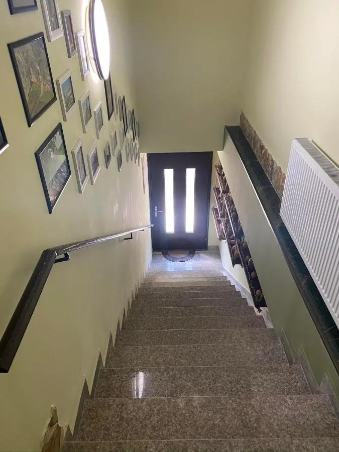 ART HOLE