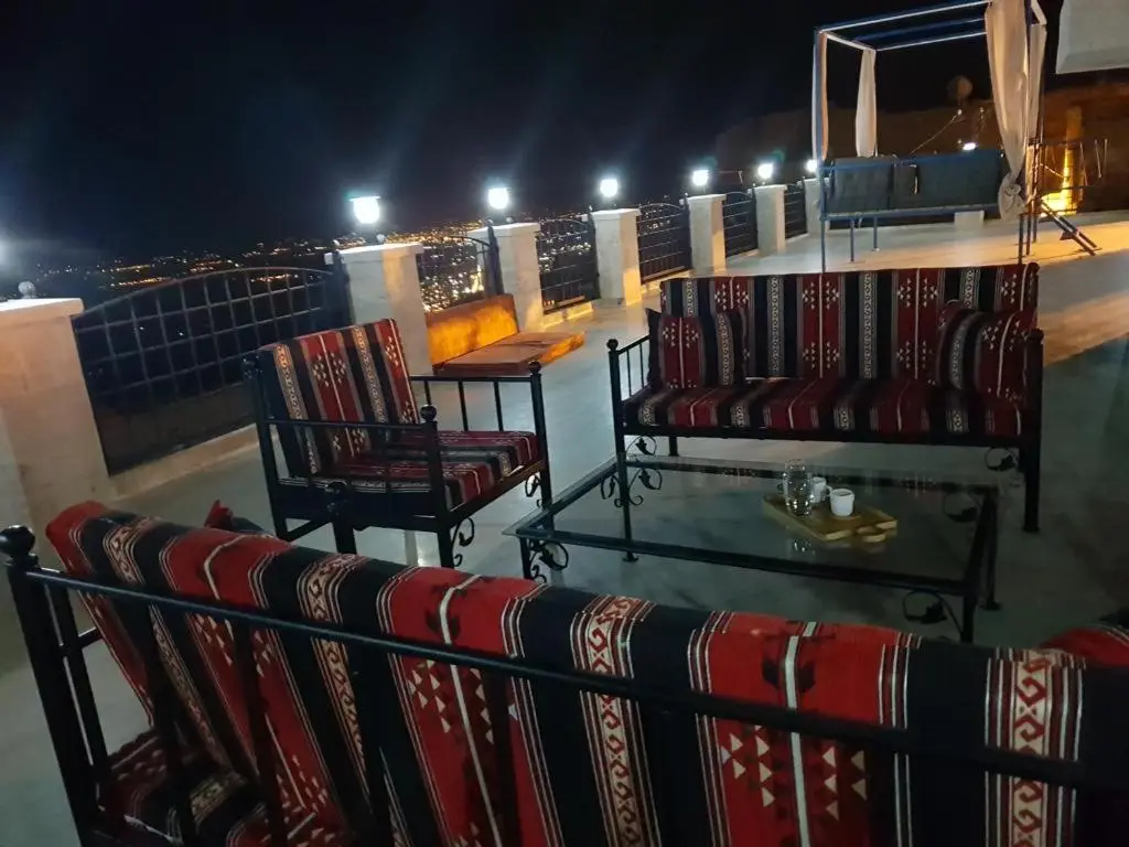 Mardin tarihi ulu Cami yanı, Kale divan konağı