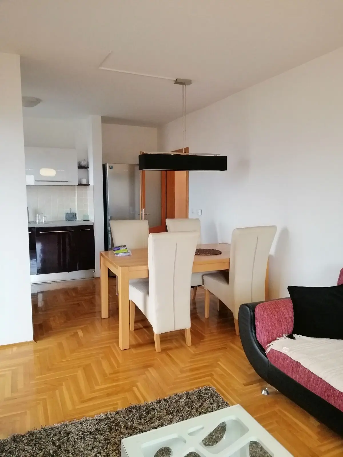 SUNNY large apartment\5 min from the airport