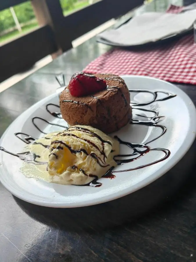 Prenoćište/Restoran Lovac