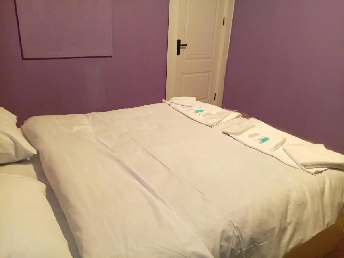 Baku Express Guest House - PRIVATE rooms with SHARED bathrooms
