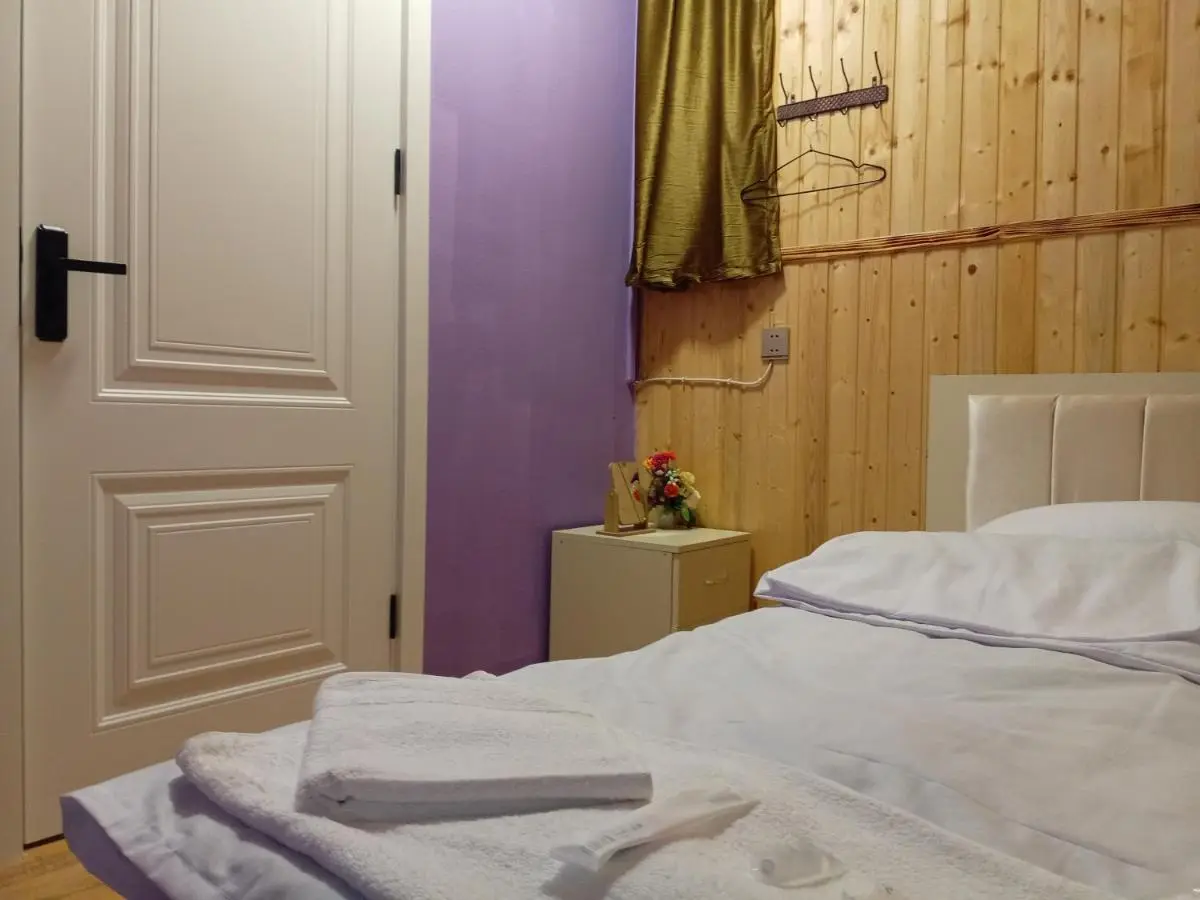 Baku Express Guest House - PRIVATE rooms with SHARED bathrooms