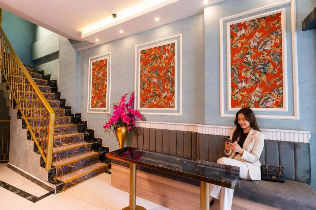 Bond Hotel