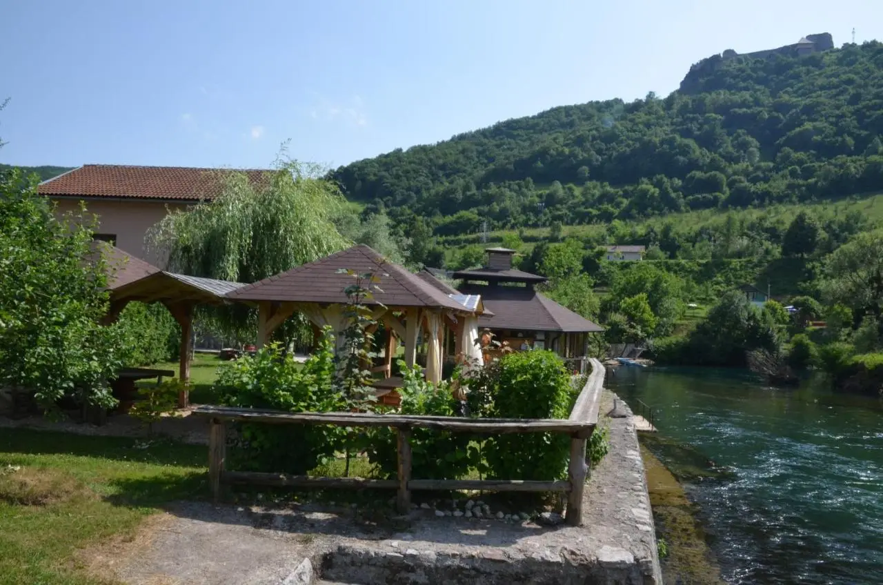 Domaćinstvo Una-Ostrovica