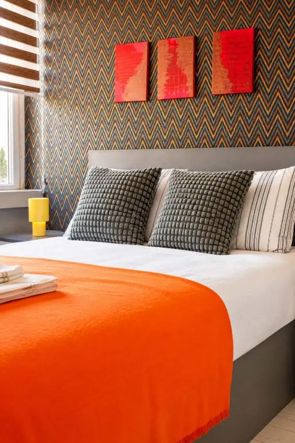 Hadrian Modern Amber Apartment in Prime Old Town Location