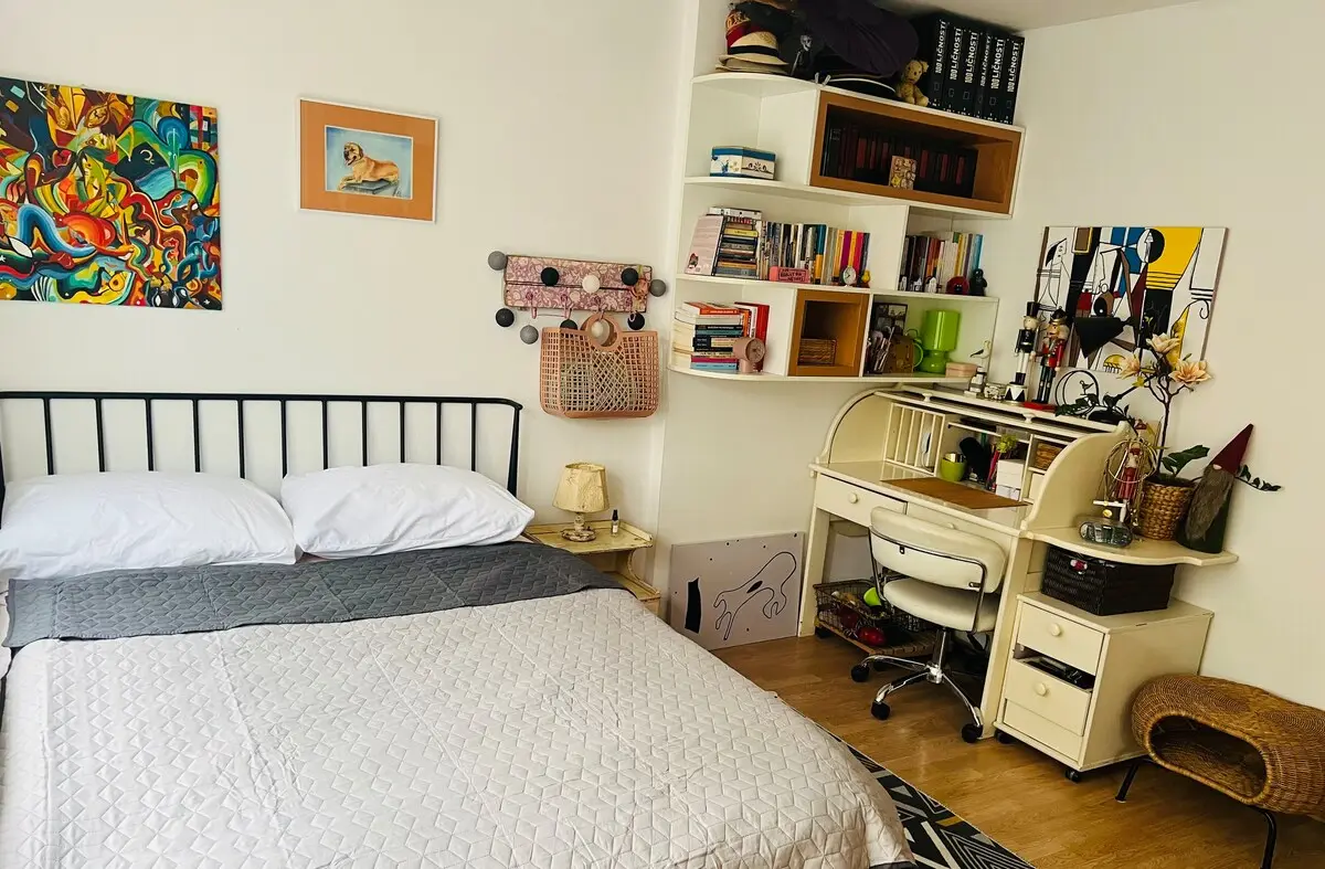 Private room in authentic and charming city nest