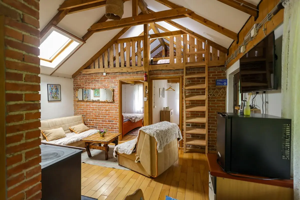 Cozy Off-Grid Cottage w/ Mountain Views By Una NP