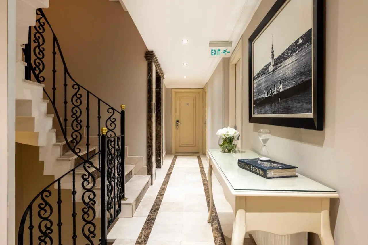 Raymond Hotel Old City