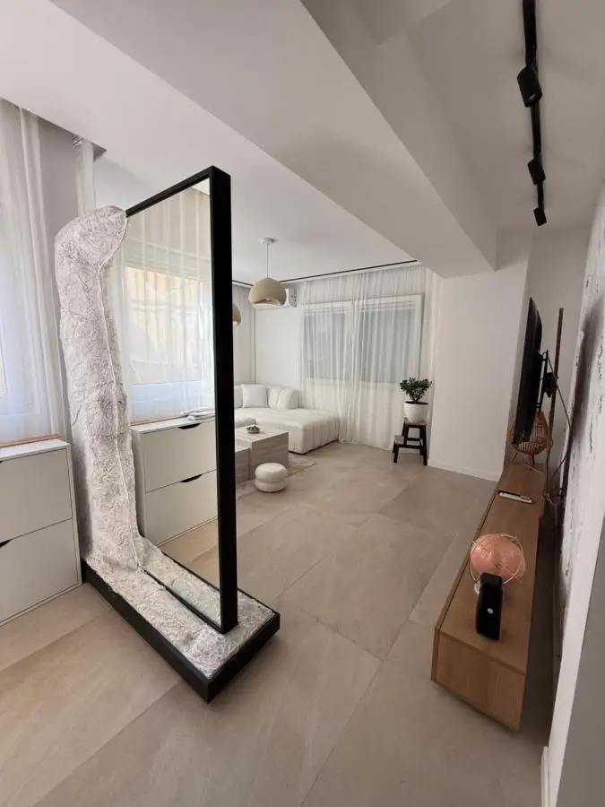 Apartment 528