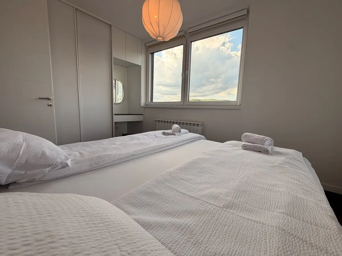 Spacious Apartment with Stunning Views & Many Beds