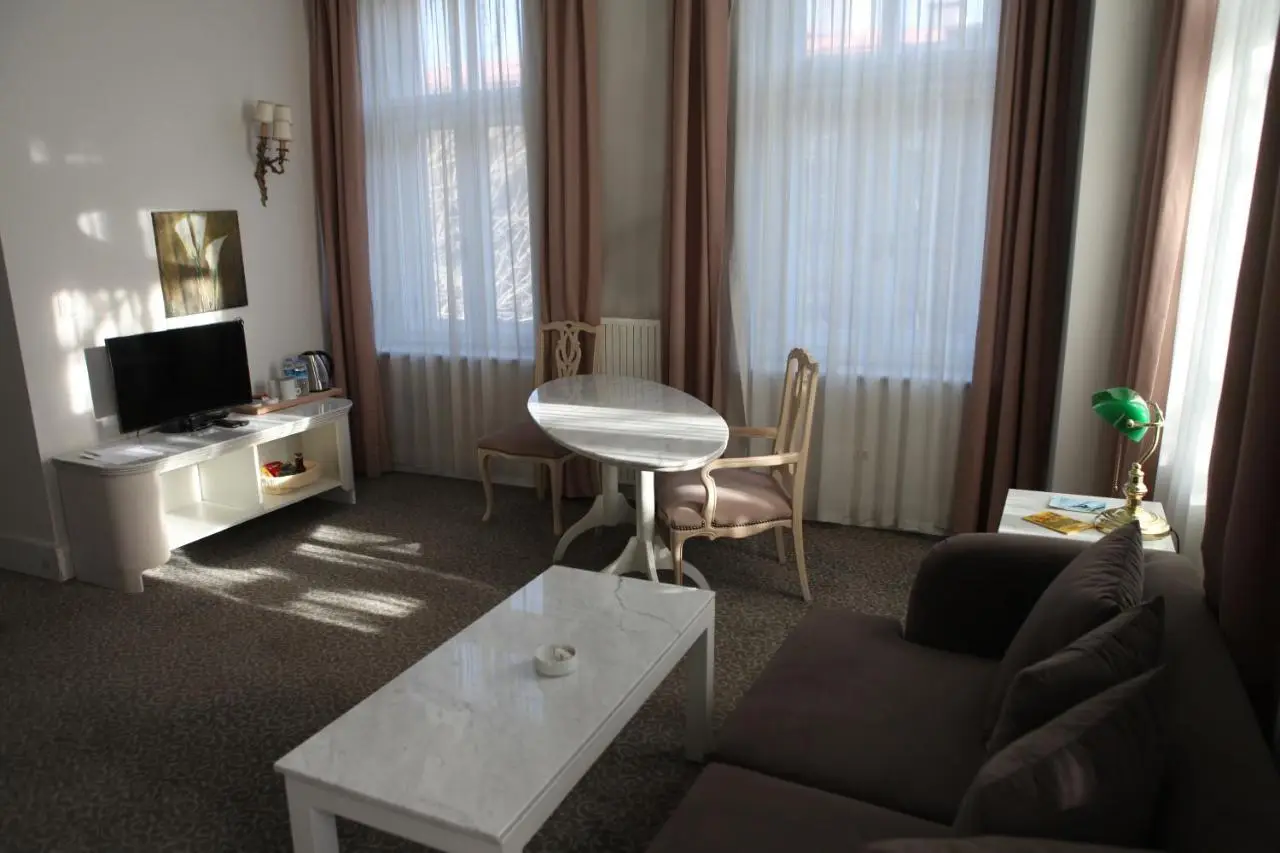 Kar's Hotel