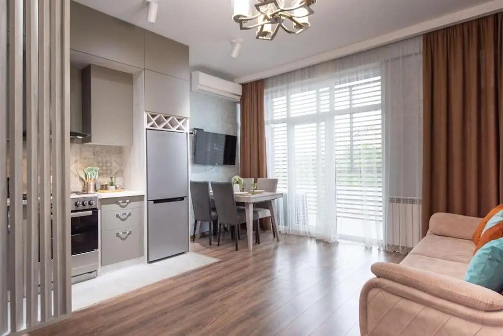 2-Bedroom Apartment with Spacious Balcony - Self Check-In - 5 Min to Metro
