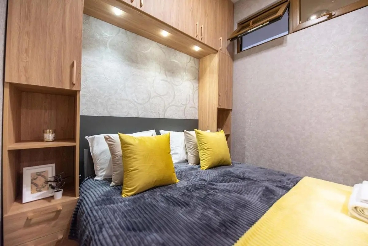 2-Bedroom Apartment with Spacious Park View Balcony - Parking - Vake, Tbilisi