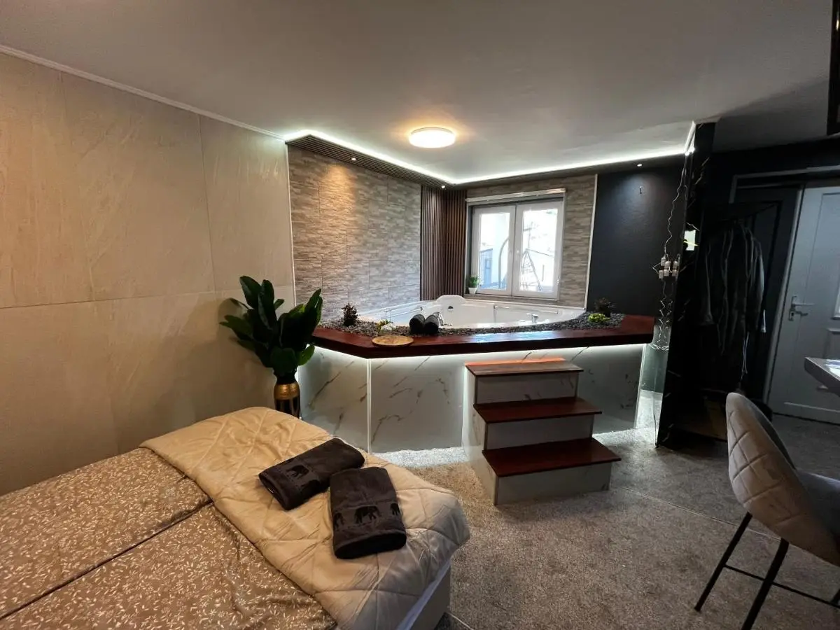 Royal Town- Luxury Jacuzzi Suite