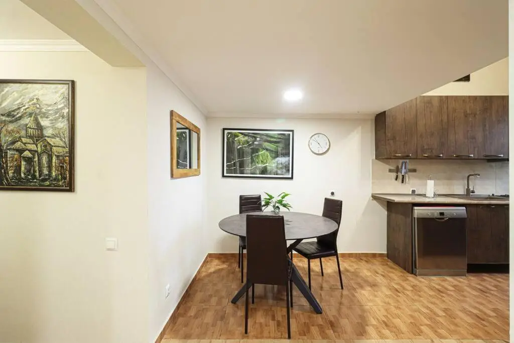 Cosy Central 2-BR Apartment-By Wehost