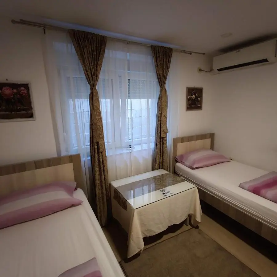 Apartments and rooms Lena