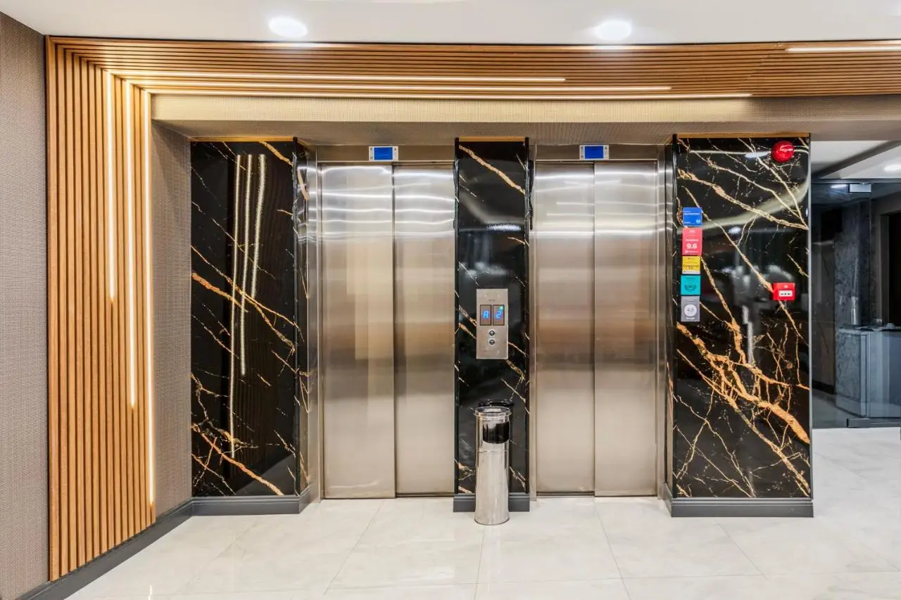 Roys Hotel & Suites