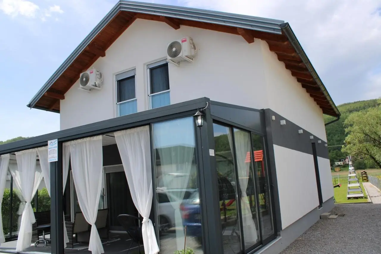 AM Una Lux House