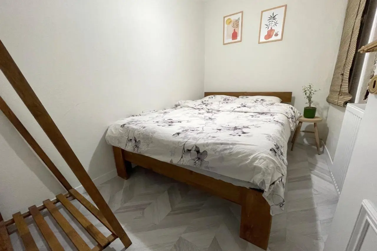 baesment 2BR apt with 2toilet and 2bath 8min to metro #1