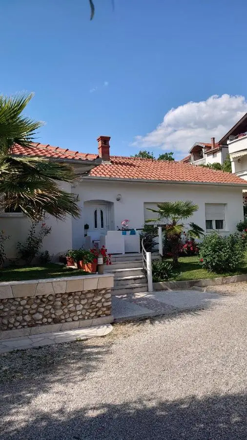Apartments Tulipan - with free private parking garage