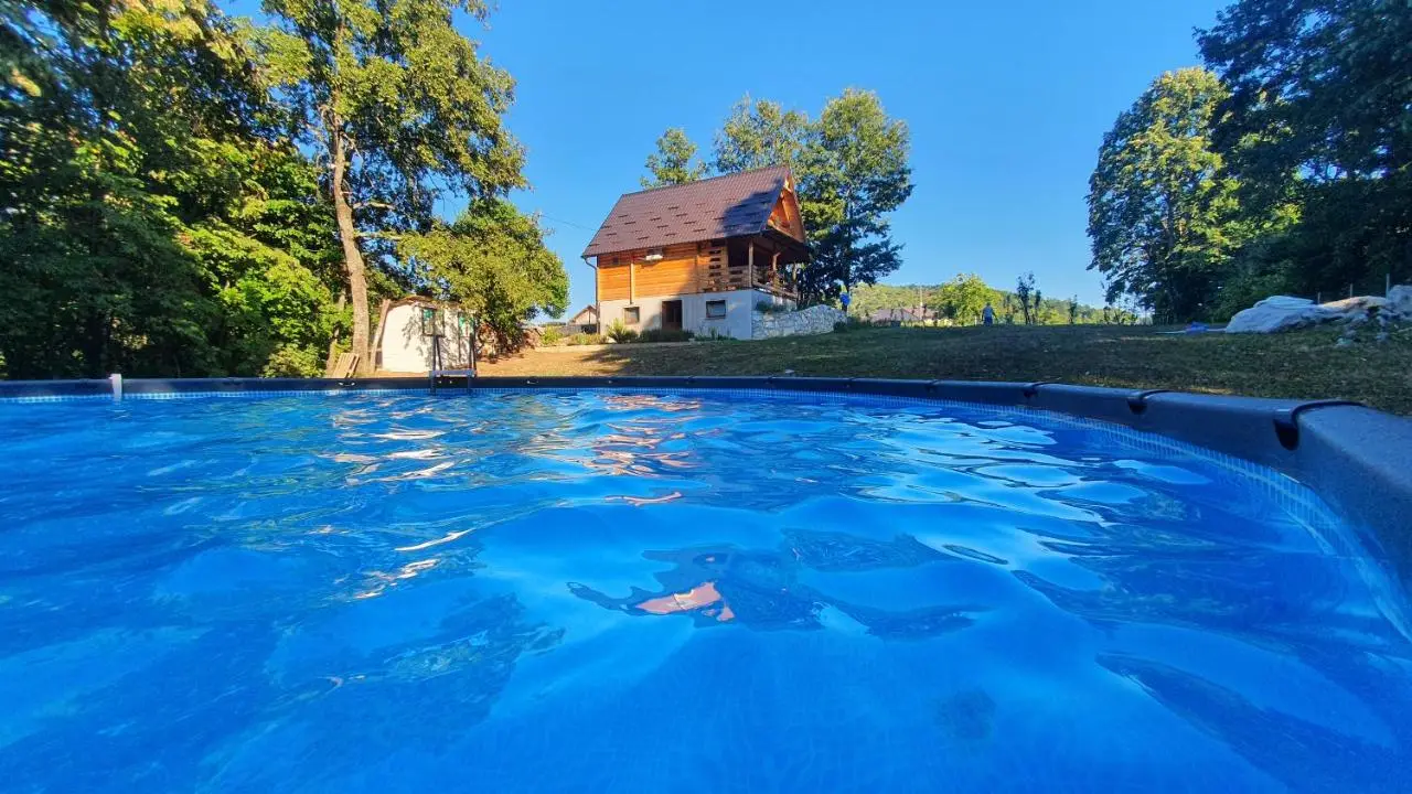 Drvena vikendica Teodora