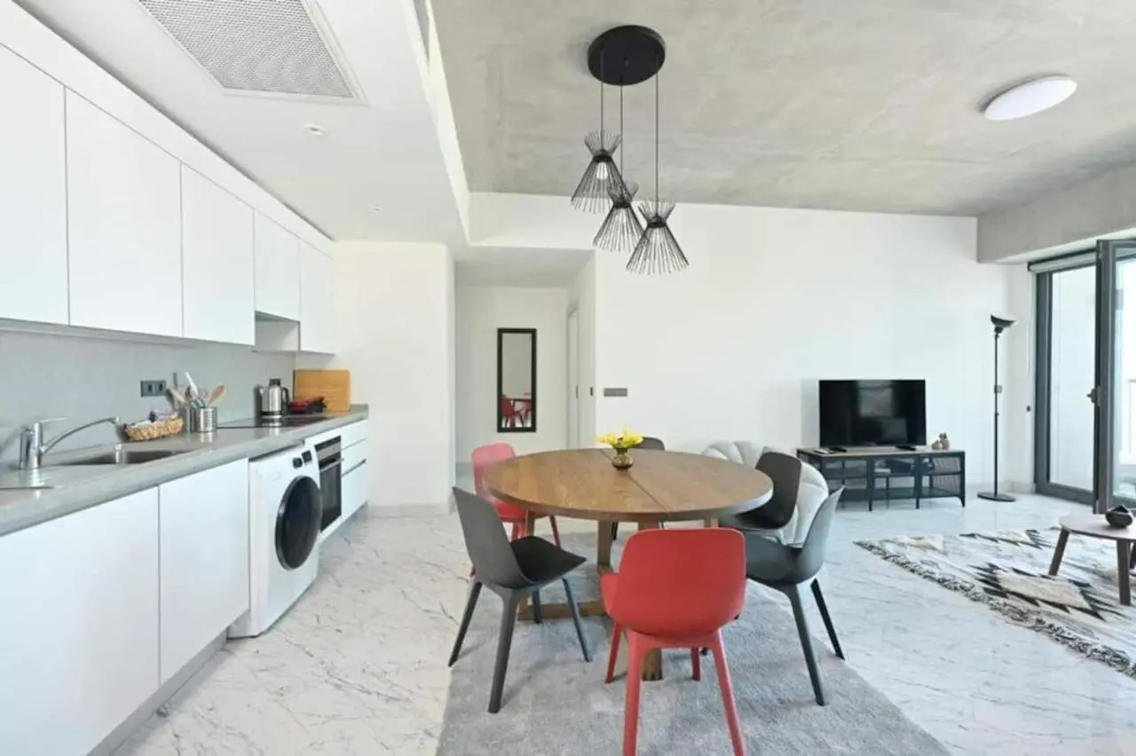 Bright Lovely Modern 2BD25 Condo PoolGym! #220