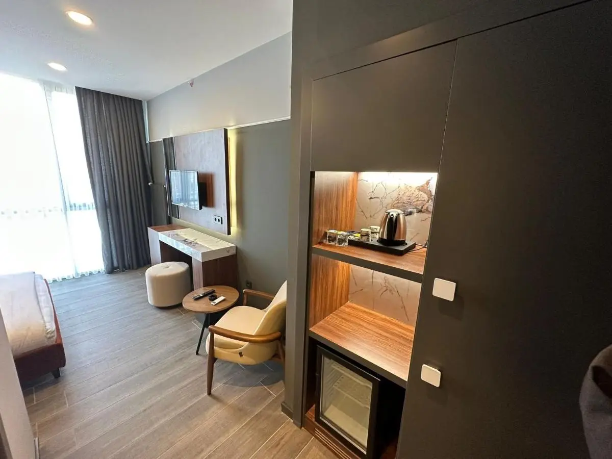 Second Suit Hotel