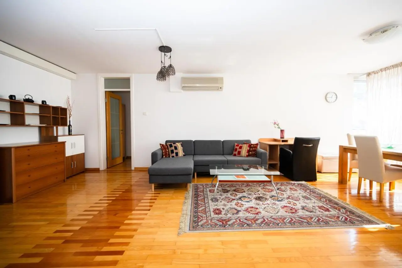 Modern 2BDR apartment in the center - FREE PARKING